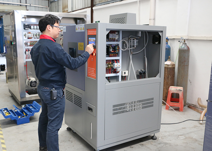 正航儀器車(chē)間技術(shù)人員現(xiàn)場(chǎng)調(diào)式恒定濕熱試驗(yàn)箱